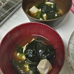 豆腐とわかめのおみそ汁